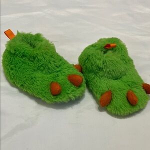 “Bundle 10/$13” Baby infant size 2 Green Fuzzy Monster Paw Slippers shoes